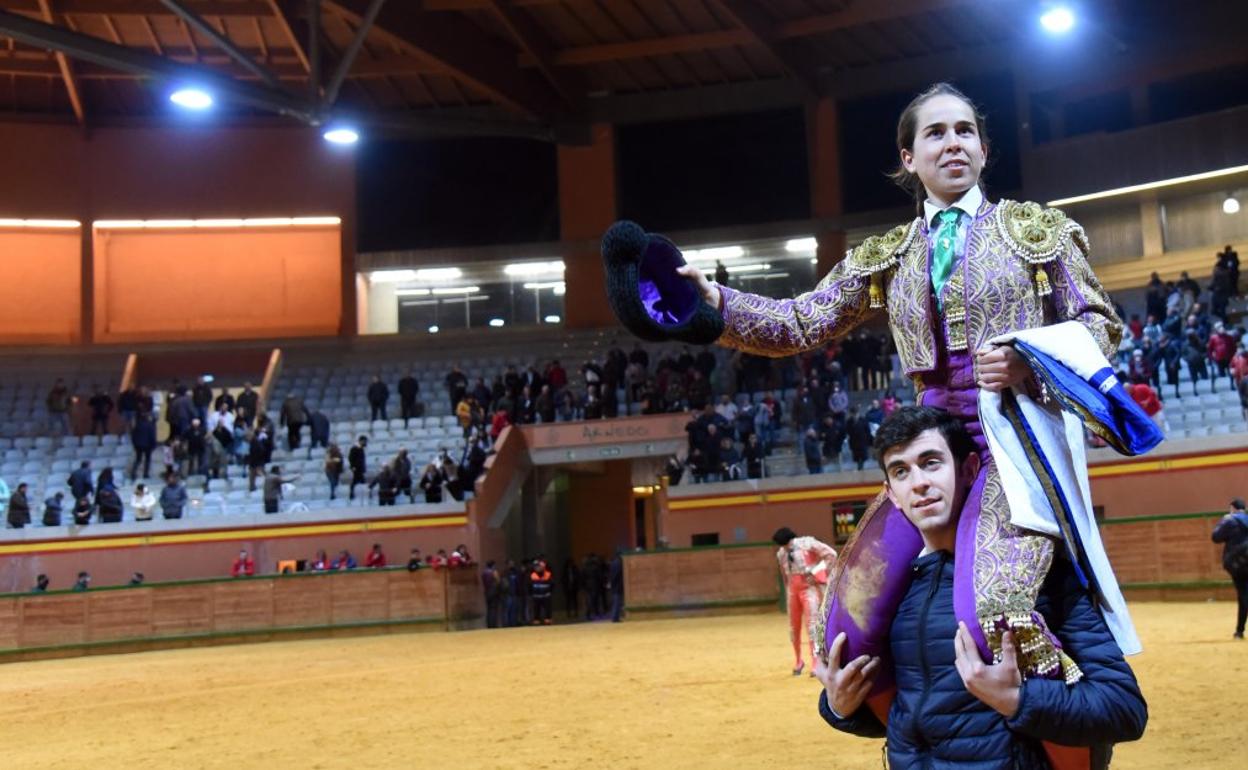 Carla Otero sale en hombros del Arnedo Arena. 