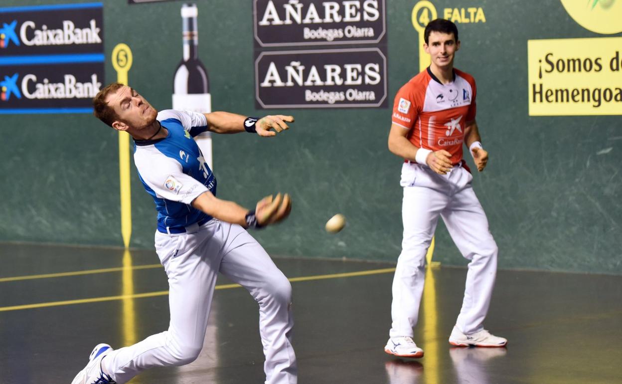 Laso golpea la pelota ante la mirada de Altuna. 