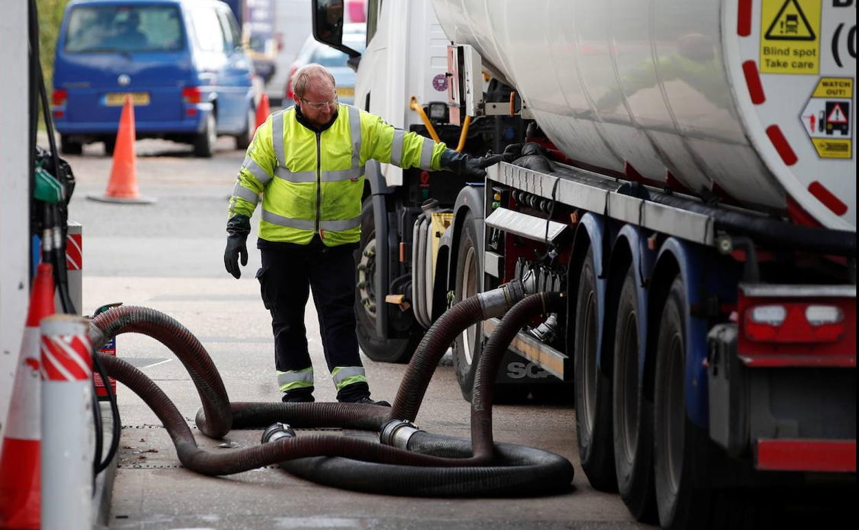 Un camión en el momento de ser cargado de combustible. 