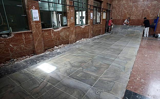 Imagen principal - Desmontaje de los murales y las vidrieras en julio de 2010. 