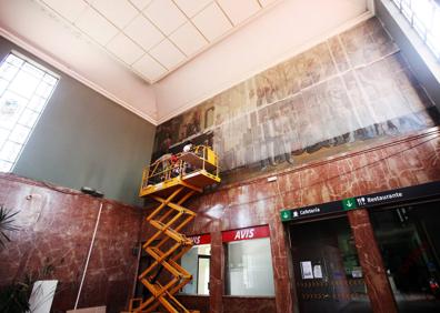 Imagen secundaria 1 - Desmontaje de los murales y las vidrieras en julio de 2010. 