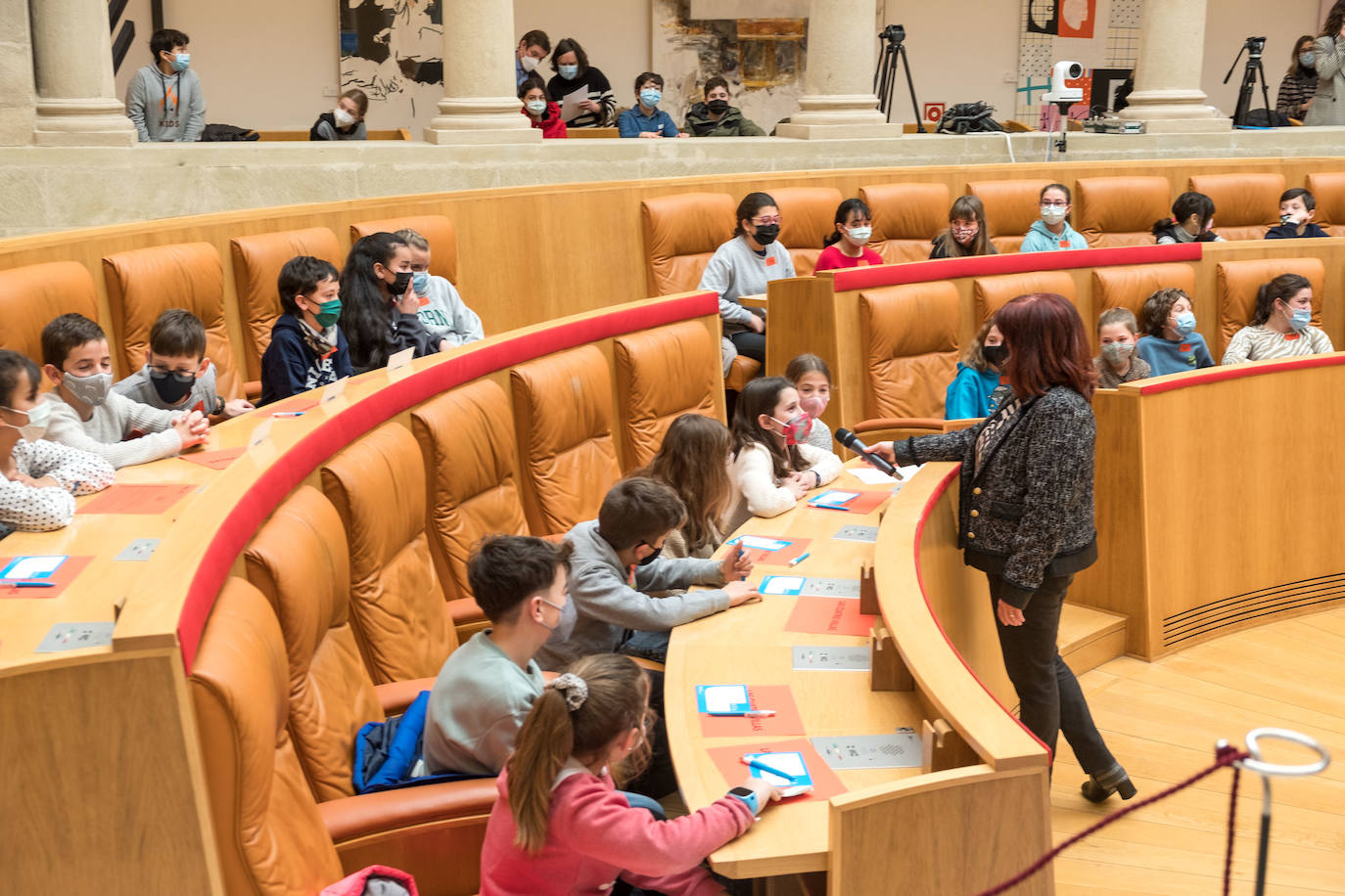 44 escolares de Primaria del CRA (Colegios Rurales Agrupados) Las Cuatro Villas y el Colegio José Ortega Valderrama, de Pradejón, han votado doce propuestas