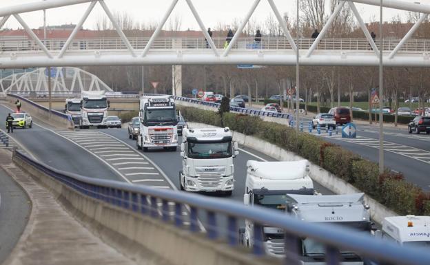 78 camiones han participado en la marcha lenta por la circunvalación de Logroño