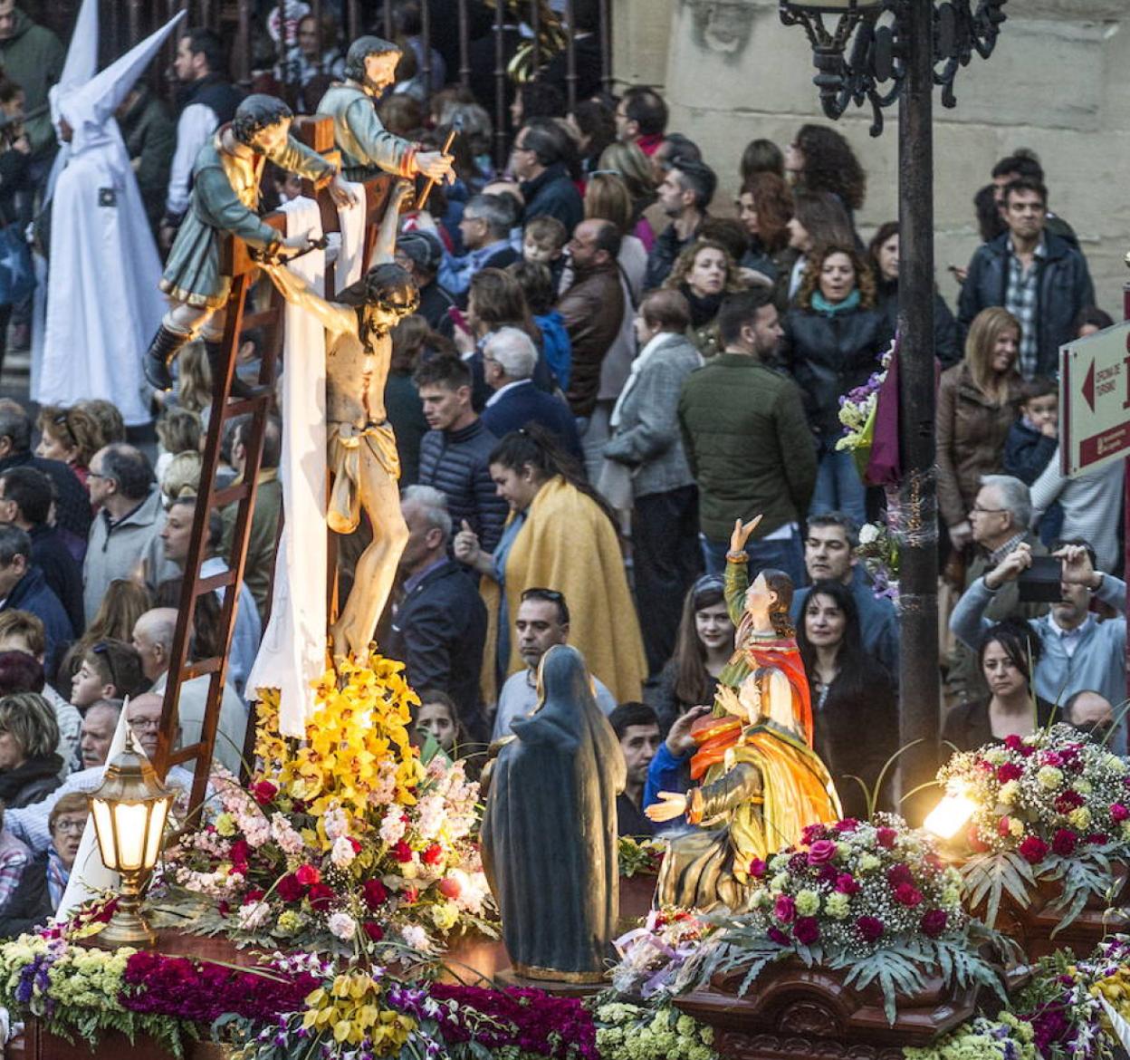 El paso del Descendimiento en una procesión de Viernes Santo. 