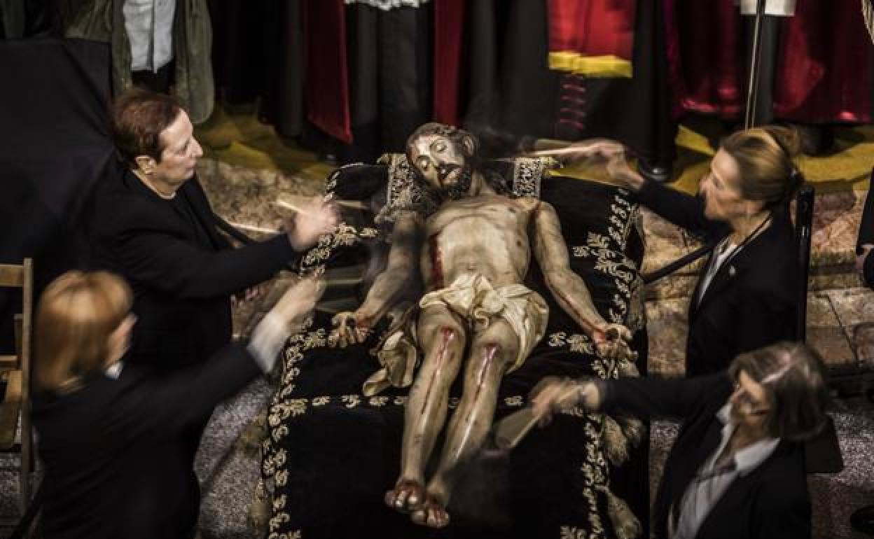 Miércoles Santo: Limpieza y veneración del Cristo Yacente del Santo Sepulcro