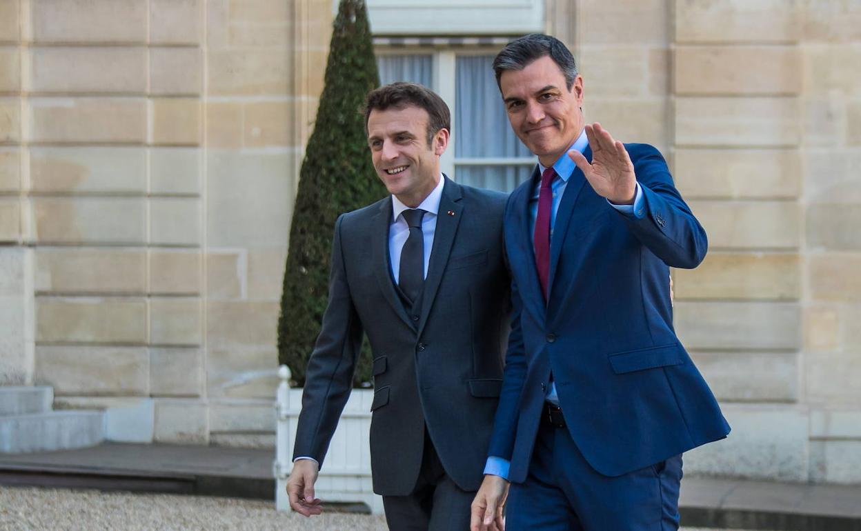 El presidente del Gobierno, Pedro Sánchez, en París junto a su homólogo francés, Emmanuel Macron. 