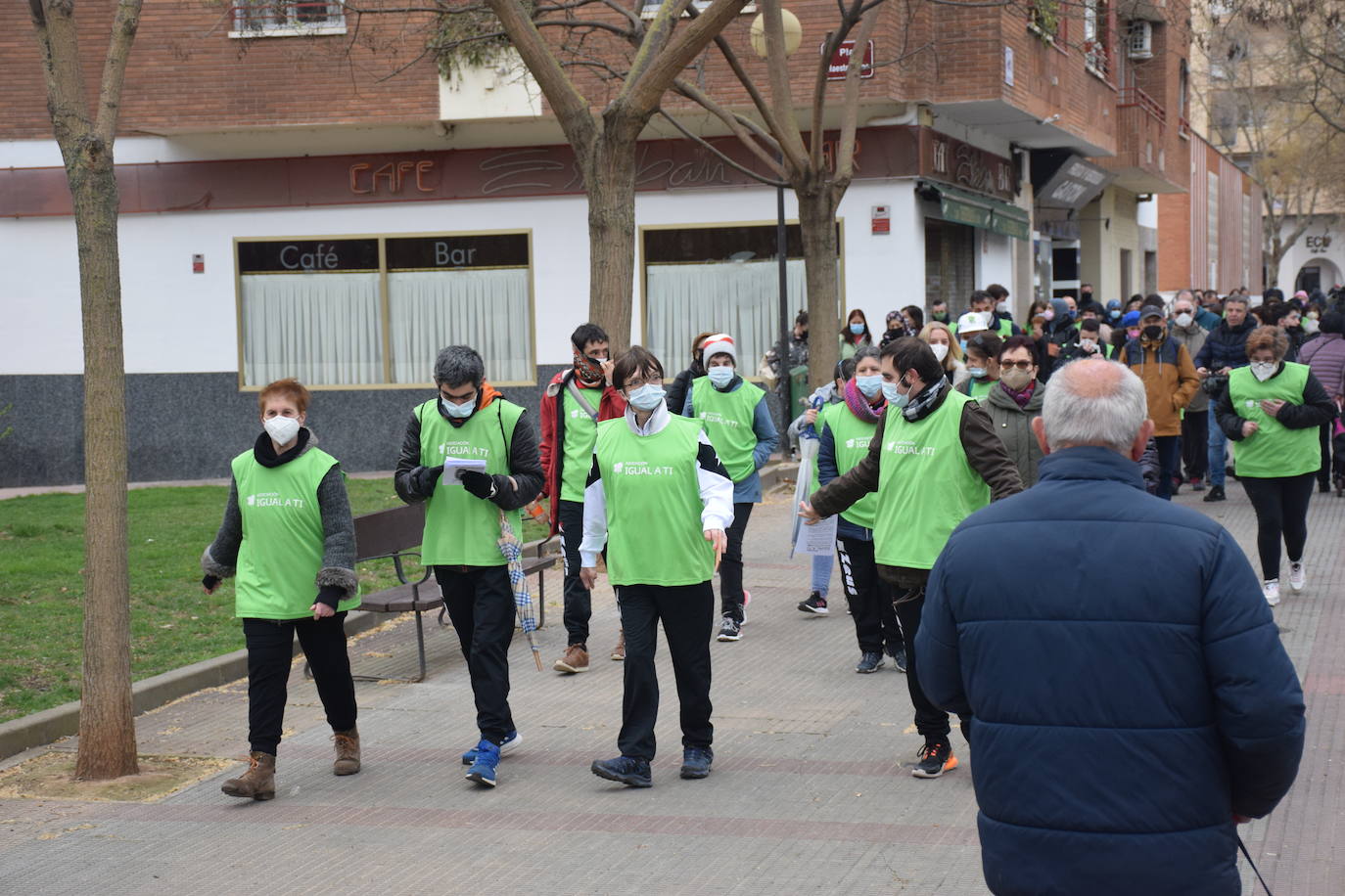 Se reanudan los 'Paseos saludables' del barrio Madre de Dios después de dos años. En este primer paseo han participado 70 personas.