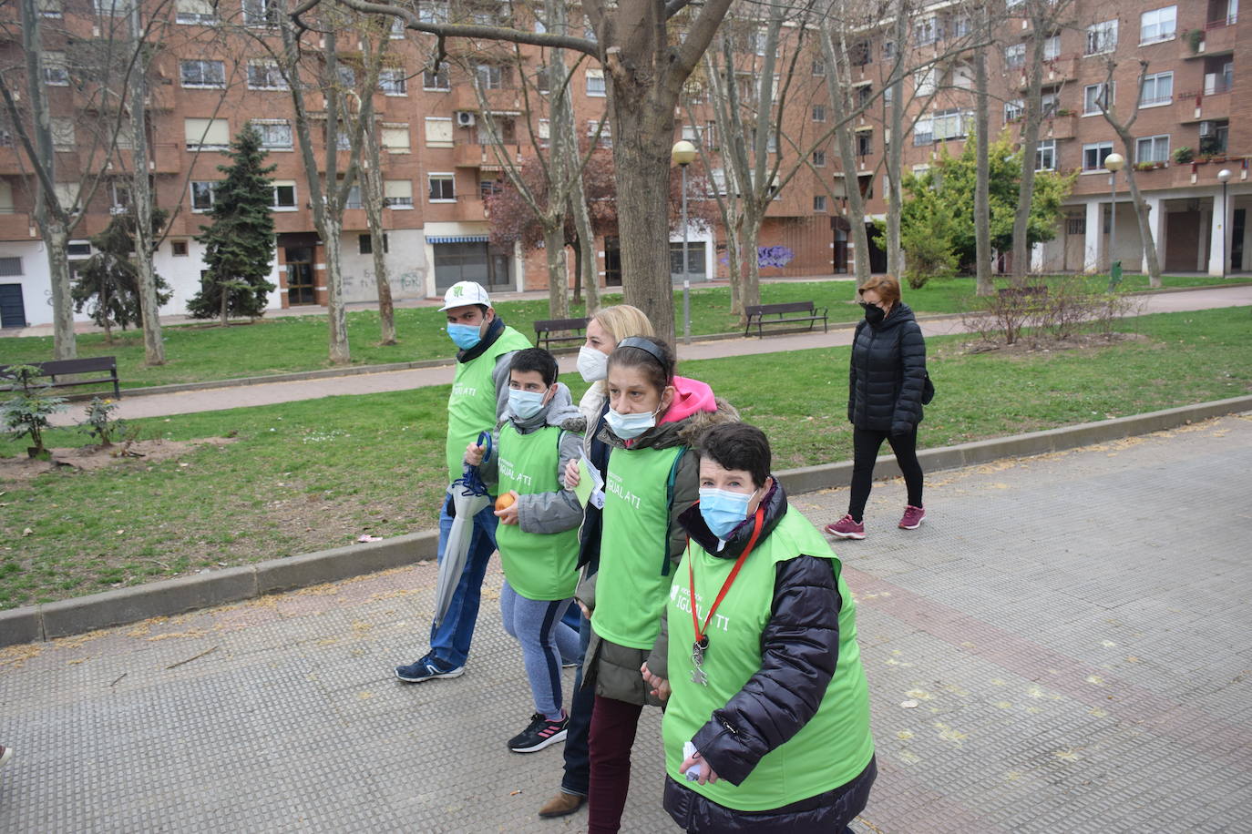 Se reanudan los 'Paseos saludables' del barrio Madre de Dios después de dos años. En este primer paseo han participado 70 personas.