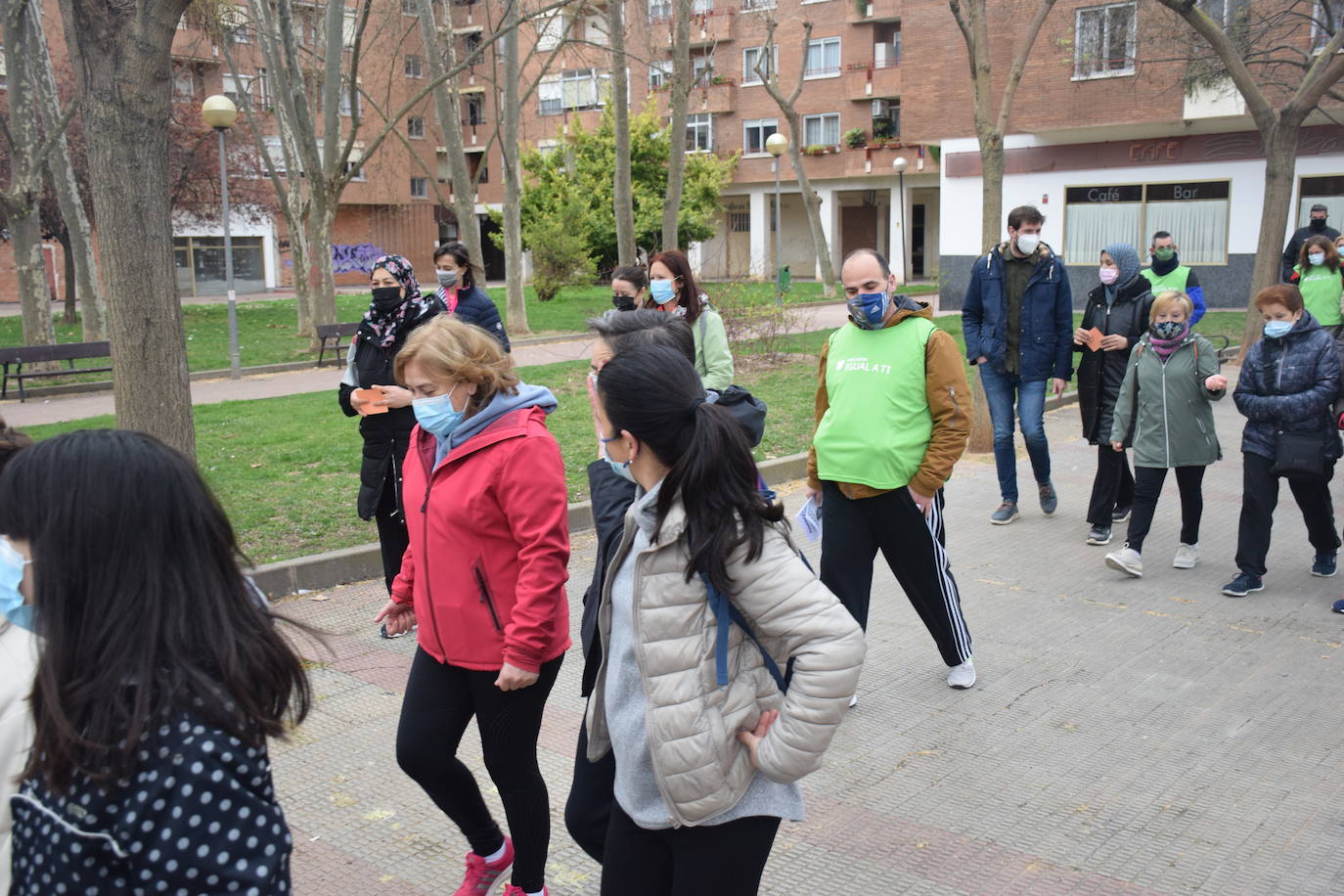 Se reanudan los 'Paseos saludables' del barrio Madre de Dios después de dos años. En este primer paseo han participado 70 personas.