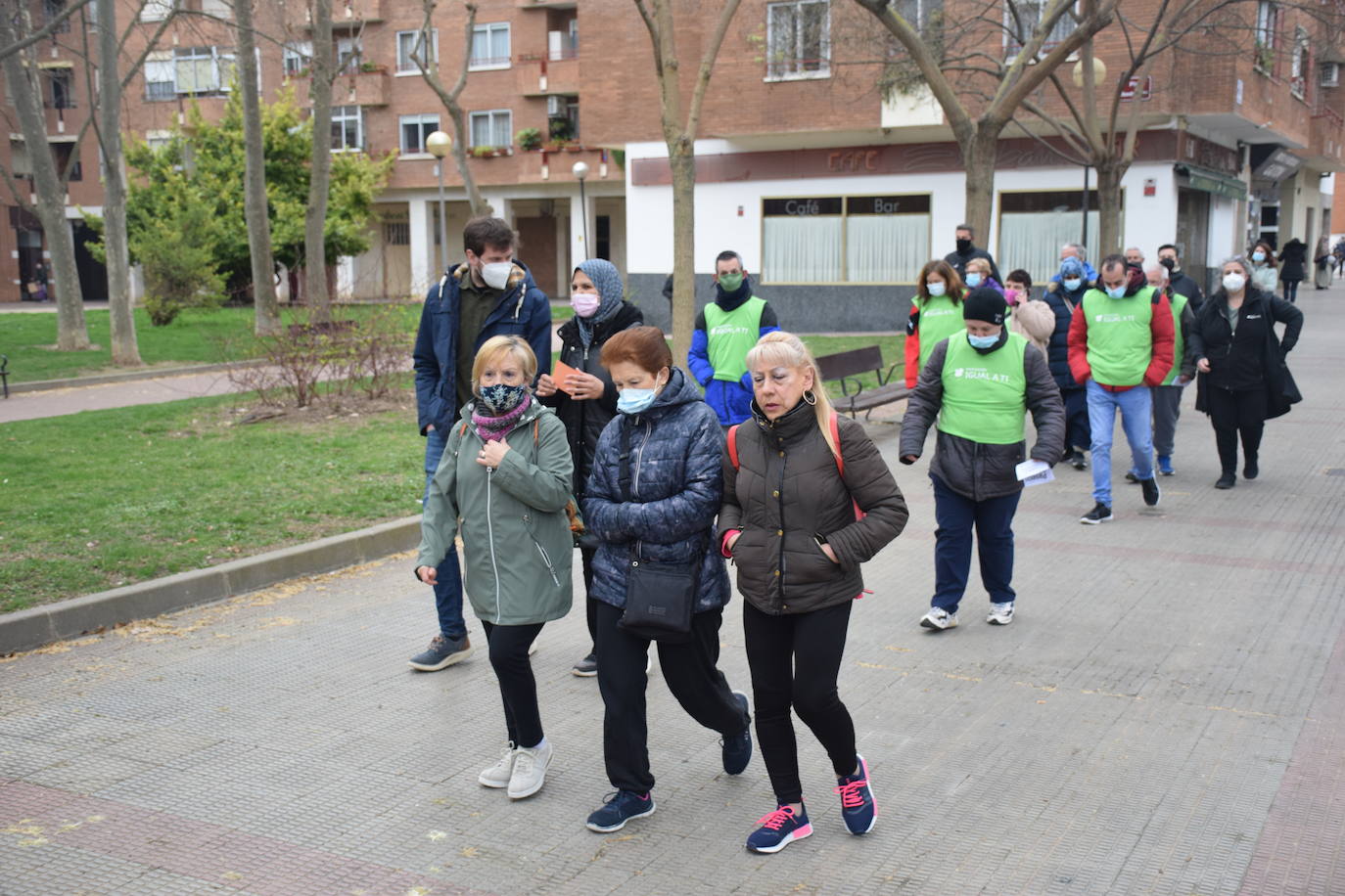 Se reanudan los 'Paseos saludables' del barrio Madre de Dios después de dos años. En este primer paseo han participado 70 personas.