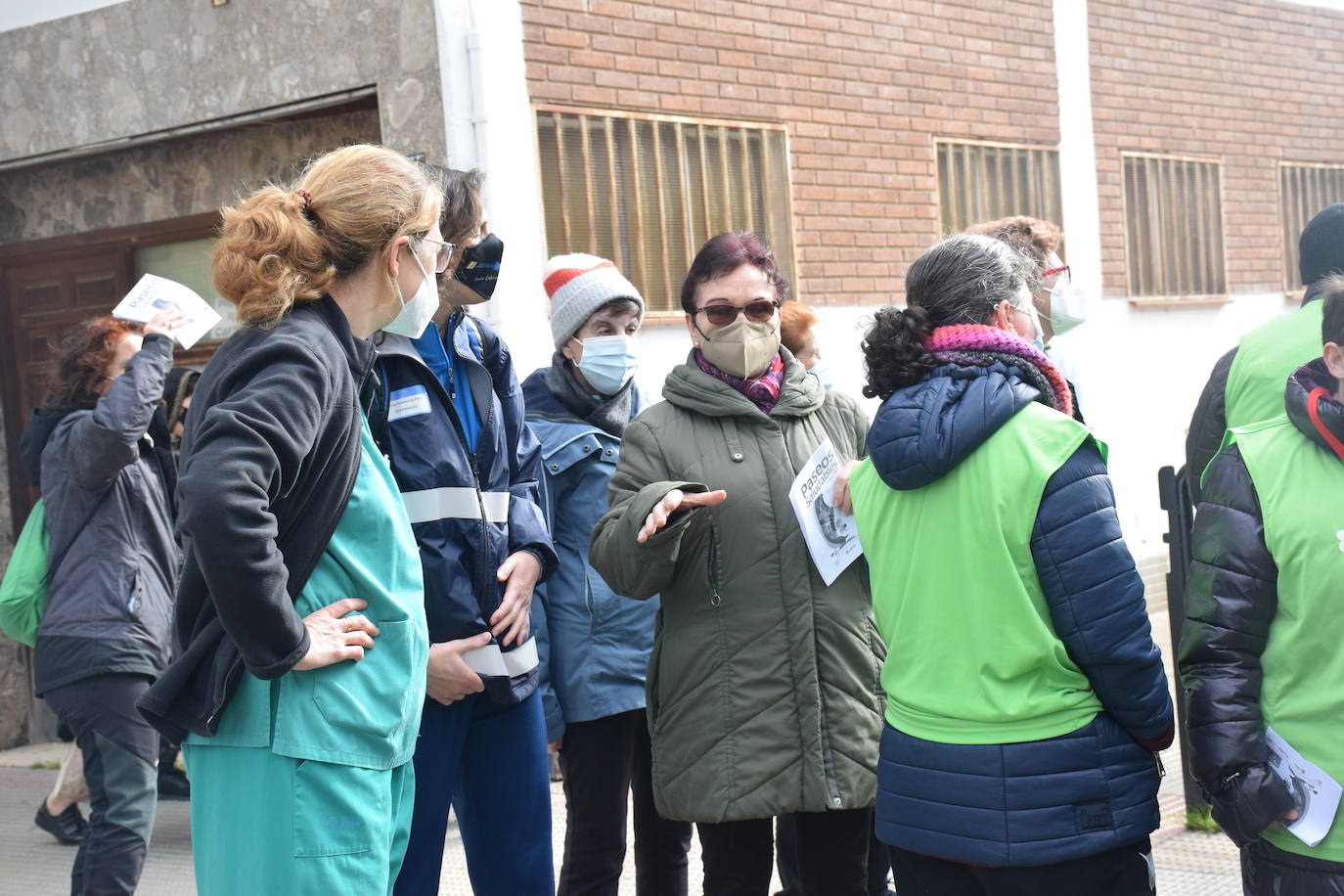 Se reanudan los 'Paseos saludables' del barrio Madre de Dios después de dos años. En este primer paseo han participado 70 personas.