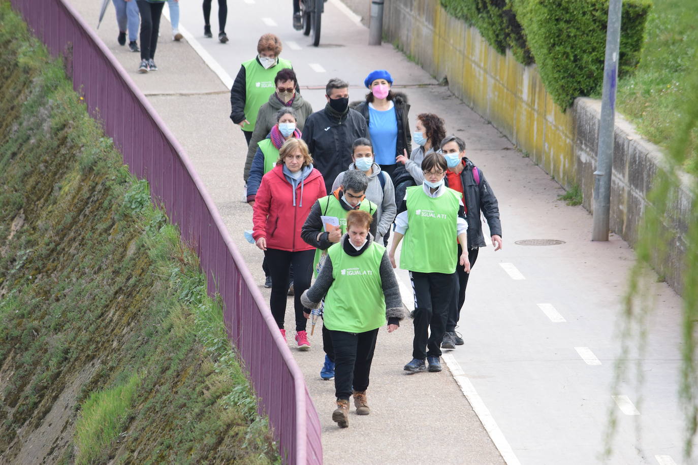 Se reanudan los 'Paseos saludables' del barrio Madre de Dios después de dos años. En este primer paseo han participado 70 personas.