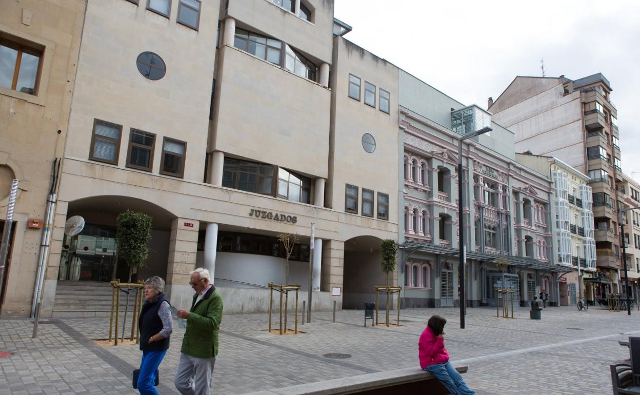 Antiguos juzgados, donde se ampliará el Bretón, entre el actual Teatro y el Palacio de Justicia en la esquina. 