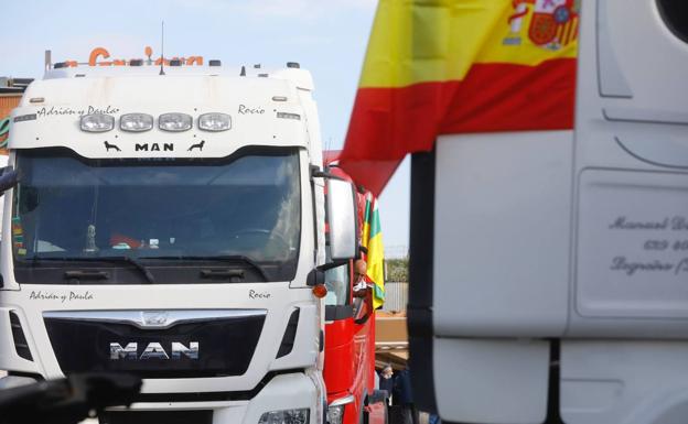 Imagen principal - Los camiones se han concentrado en La Grajera antes de entrar en Logroño.