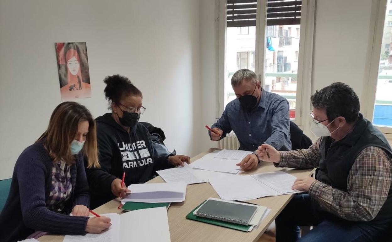 Firma del convenio entre los trabajadores de Valdezcaray el Gobierno de La Rioja. G.R.