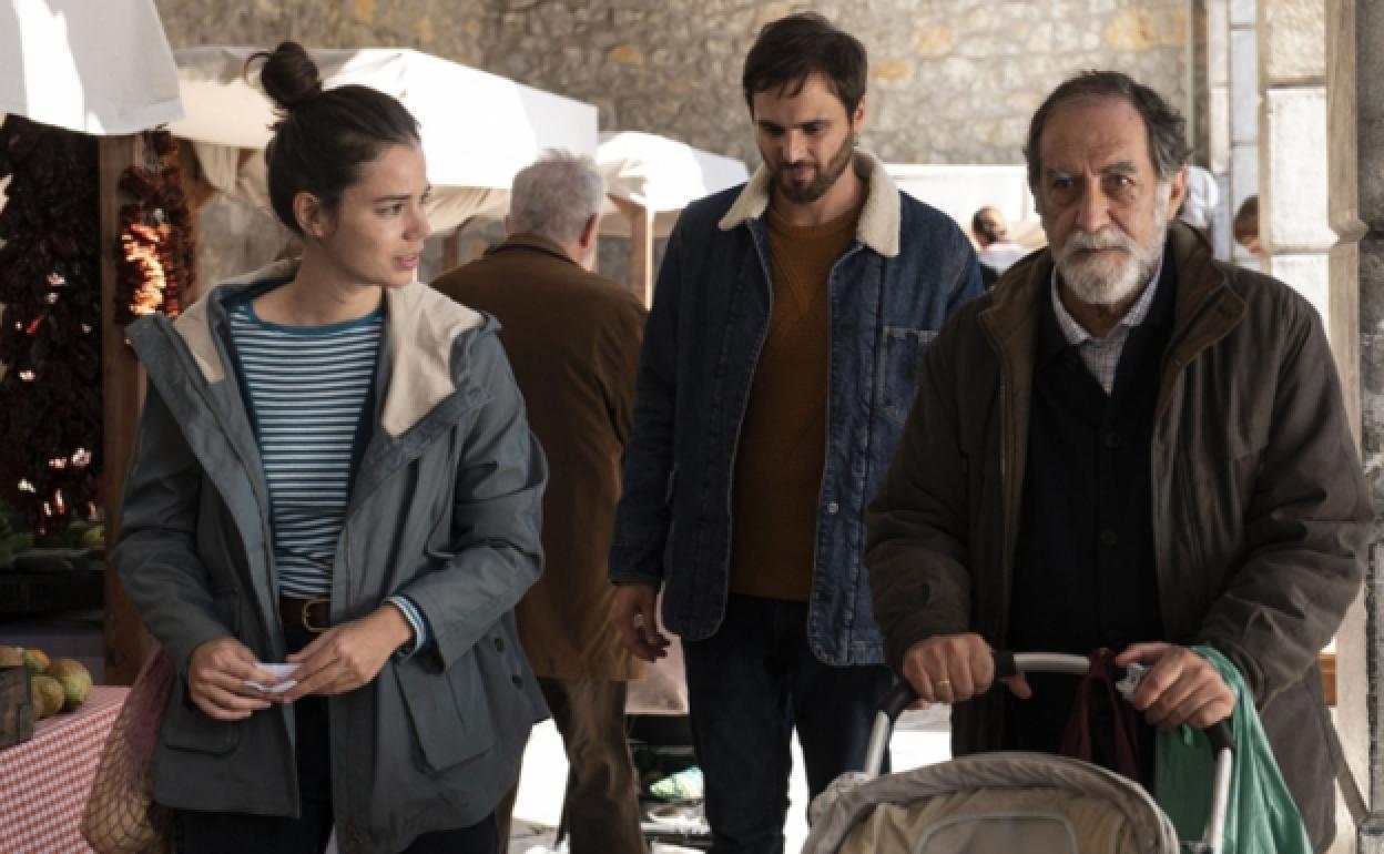 Laia Costa, Mikel Bustamante y Ramón Barea, en un fotograma de 'Cinco lobitos'.