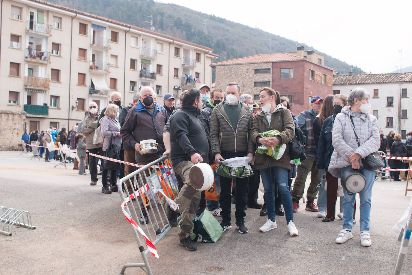 La cofradía de San Benito y Valvanera ha preparado, en 23 calderos, las habas que se han repartido entre el vecindario, en número de unas 7.000 raciones. 