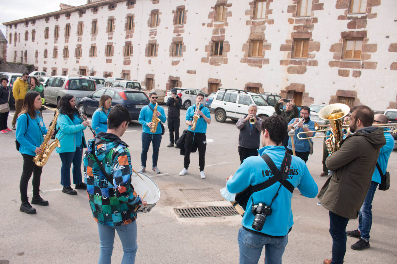 La cofradía de San Benito y Valvanera ha preparado, en 23 calderos, las habas que se han repartido entre el vecindario, en número de unas 7.000 raciones. 