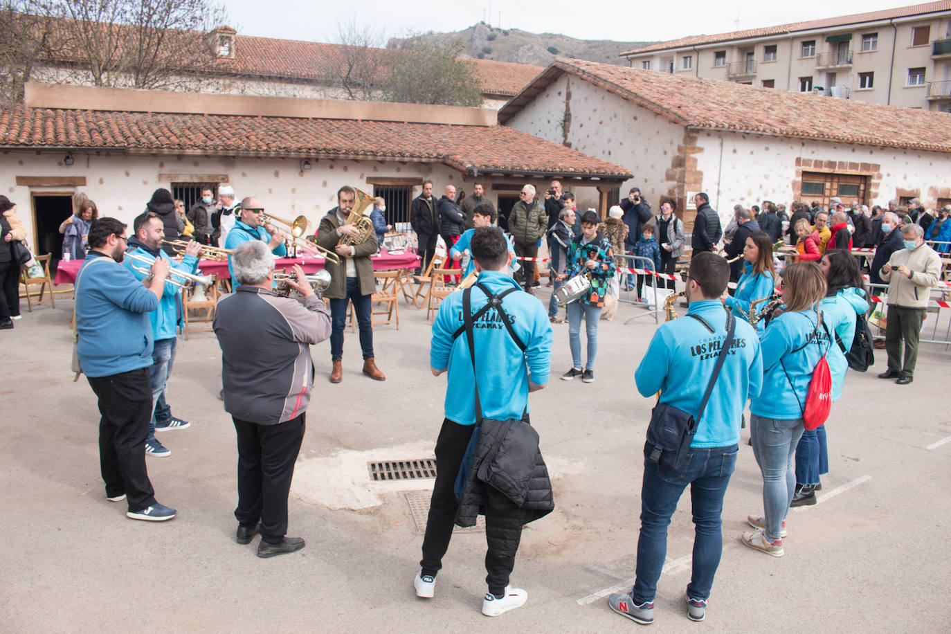 La cofradía de San Benito y Valvanera ha preparado, en 23 calderos, las habas que se han repartido entre el vecindario, en número de unas 7.000 raciones. 