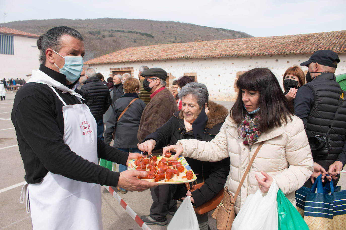 La cofradía de San Benito y Valvanera ha preparado, en 23 calderos, las habas que se han repartido entre el vecindario, en número de unas 7.000 raciones. 