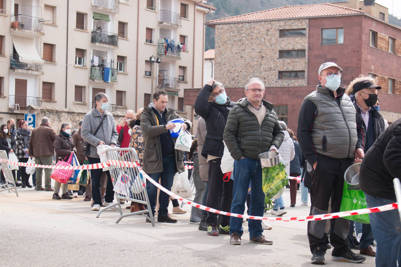 La cofradía de San Benito y Valvanera ha preparado, en 23 calderos, las habas que se han repartido entre el vecindario, en número de unas 7.000 raciones. 