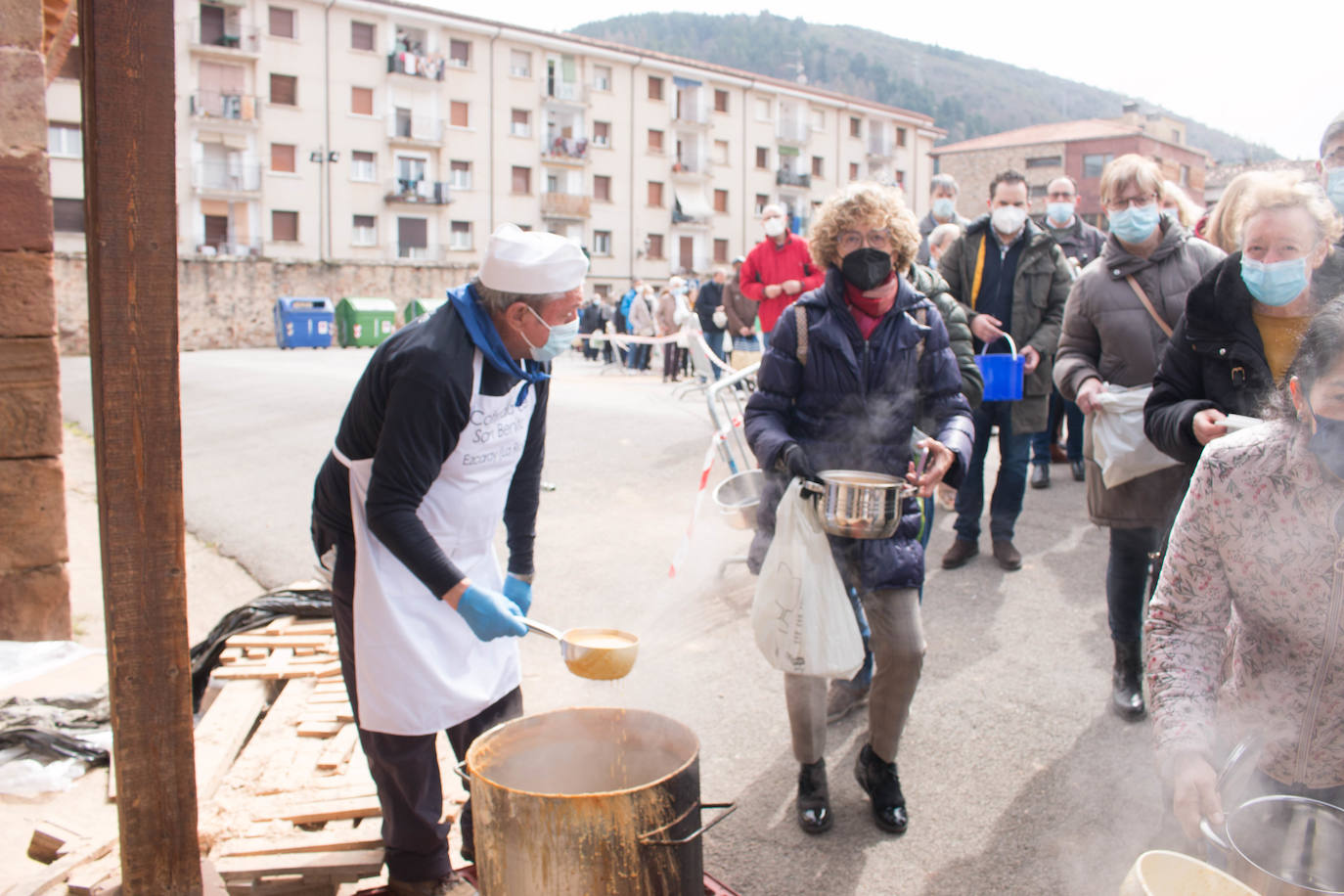 La cofradía de San Benito y Valvanera ha preparado, en 23 calderos, las habas que se han repartido entre el vecindario, en número de unas 7.000 raciones. 