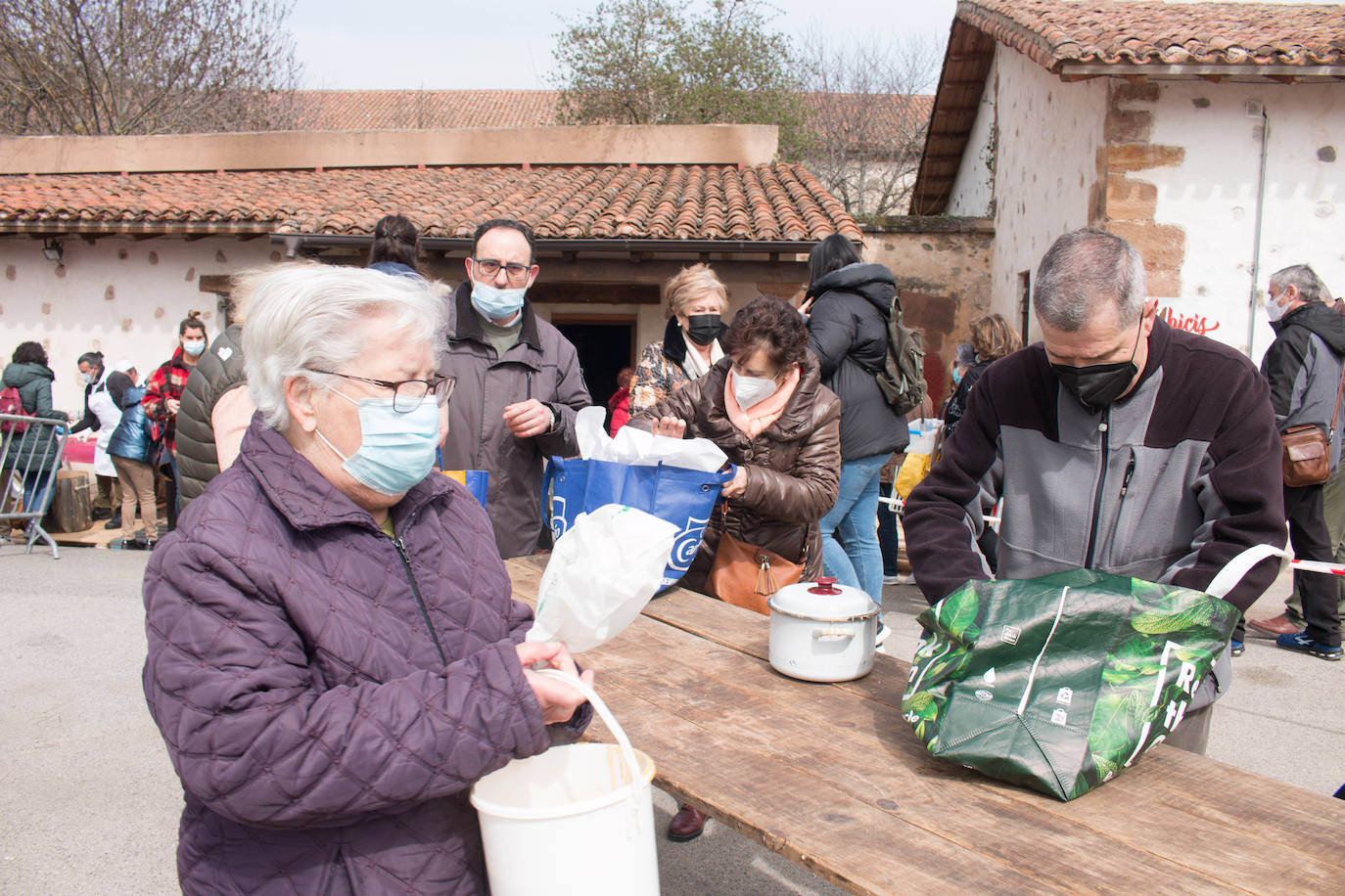 La cofradía de San Benito y Valvanera ha preparado, en 23 calderos, las habas que se han repartido entre el vecindario, en número de unas 7.000 raciones. 