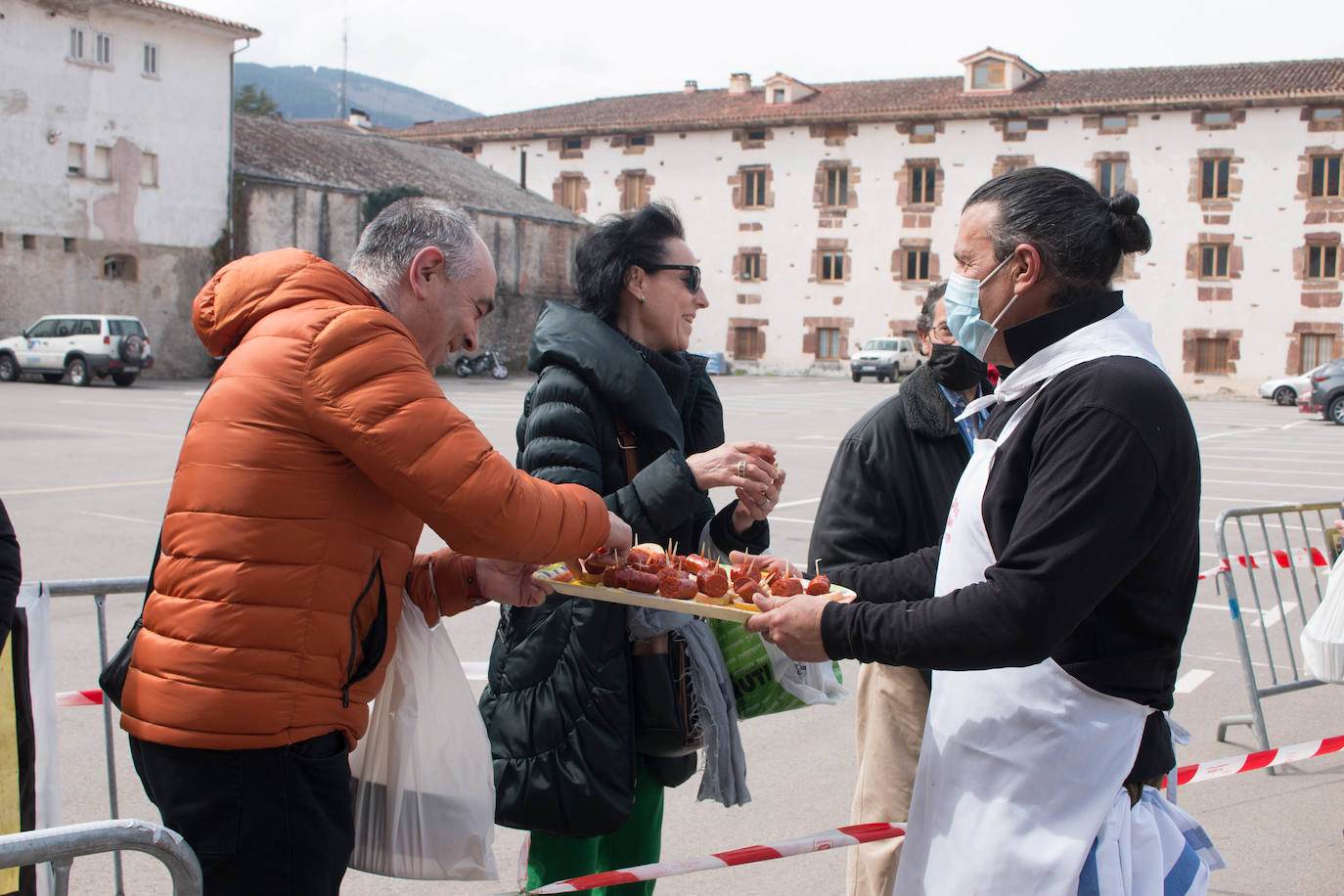 La cofradía de San Benito y Valvanera ha preparado, en 23 calderos, las habas que se han repartido entre el vecindario, en número de unas 7.000 raciones. 