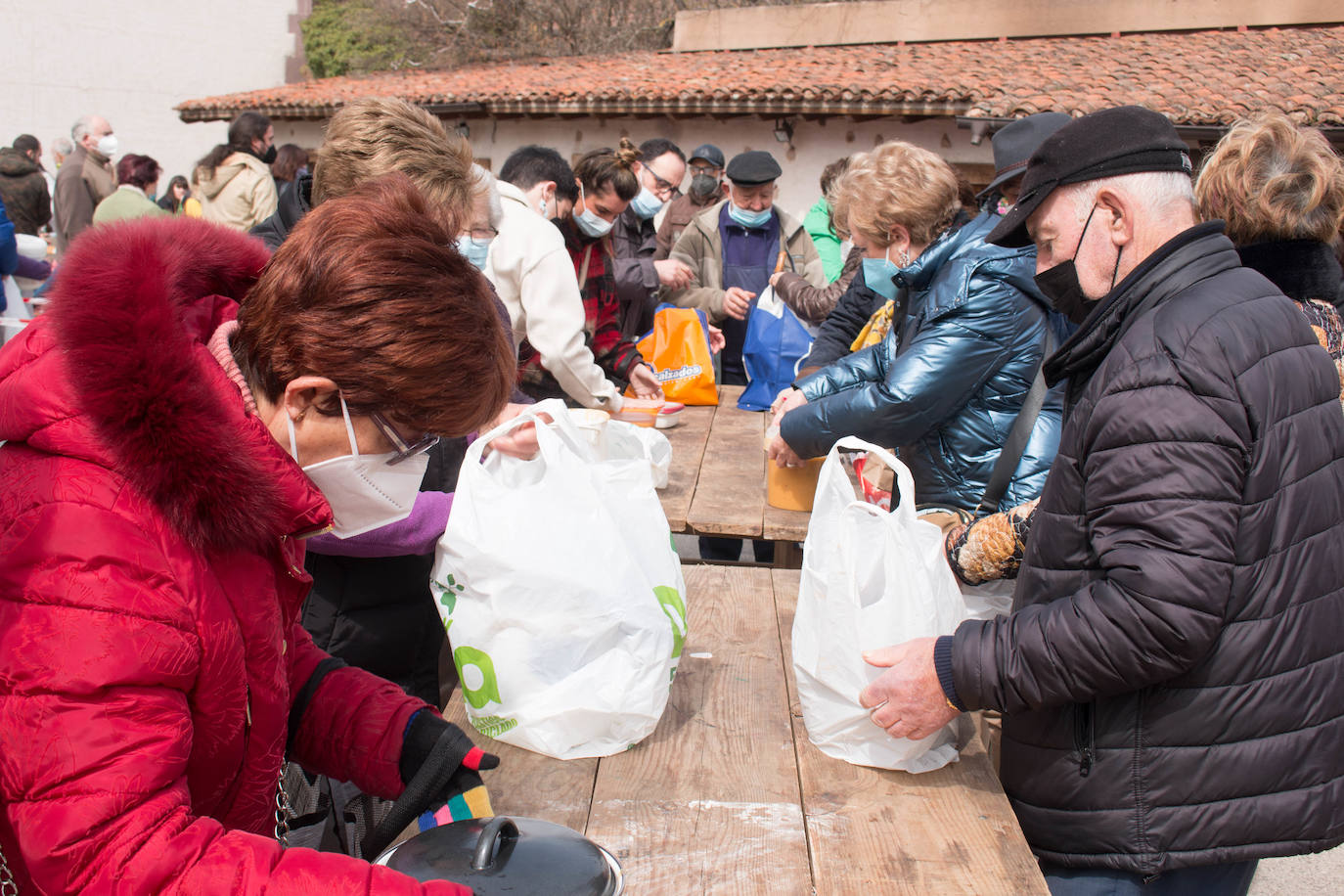 La cofradía de San Benito y Valvanera ha preparado, en 23 calderos, las habas que se han repartido entre el vecindario, en número de unas 7.000 raciones. 