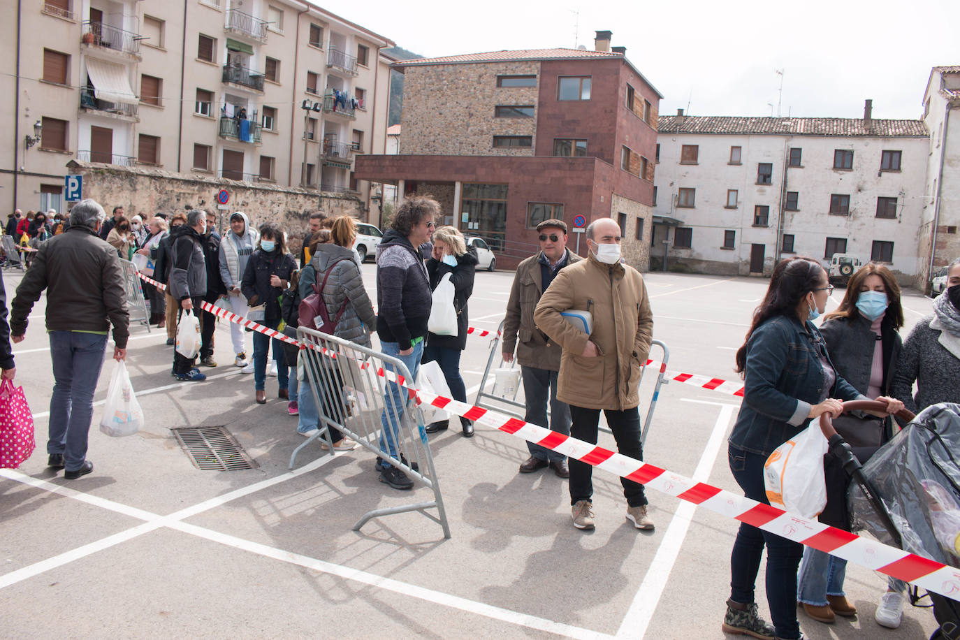 La cofradía de San Benito y Valvanera ha preparado, en 23 calderos, las habas que se han repartido entre el vecindario, en número de unas 7.000 raciones. 