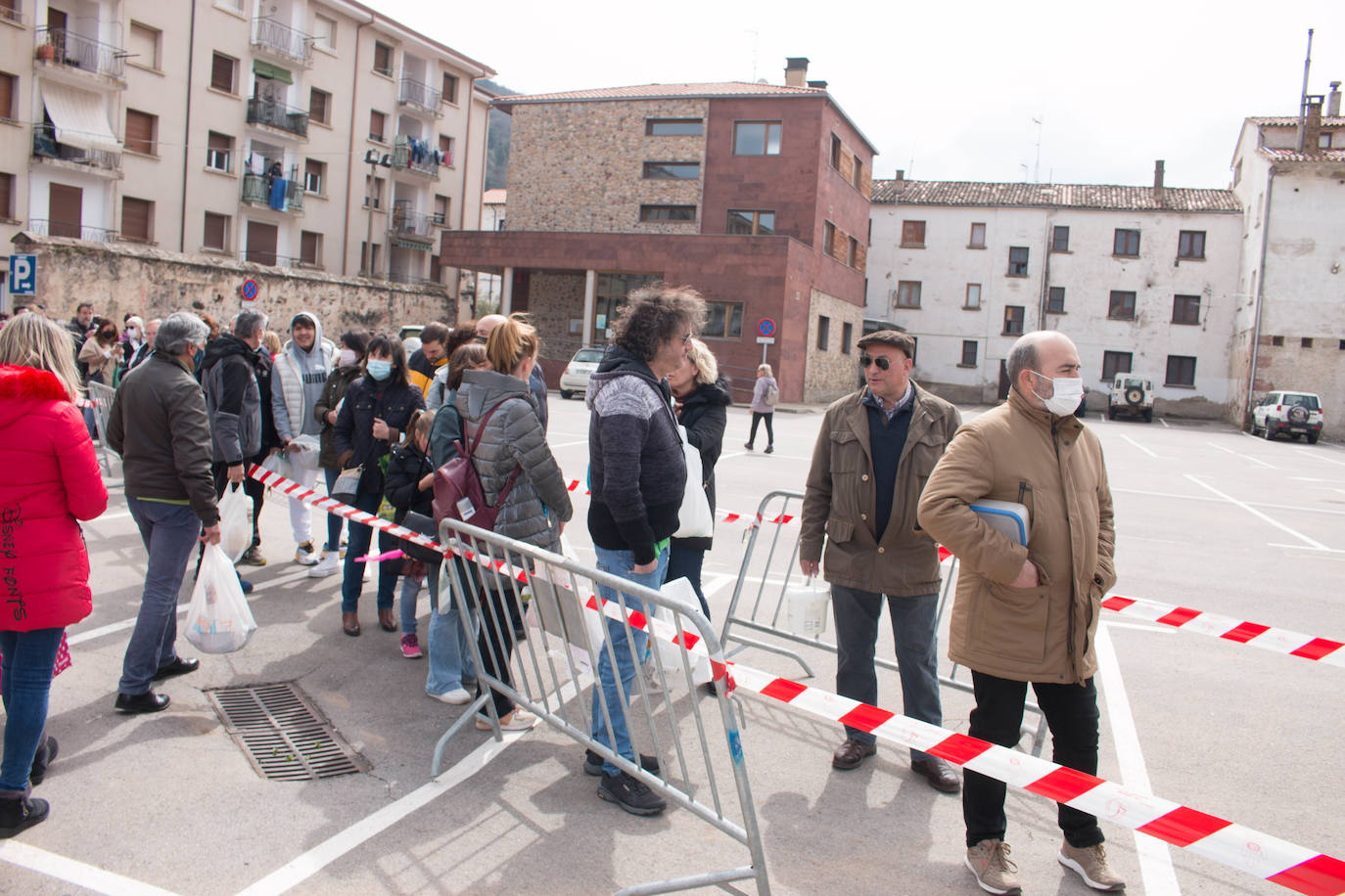 La cofradía de San Benito y Valvanera ha preparado, en 23 calderos, las habas que se han repartido entre el vecindario, en número de unas 7.000 raciones. 