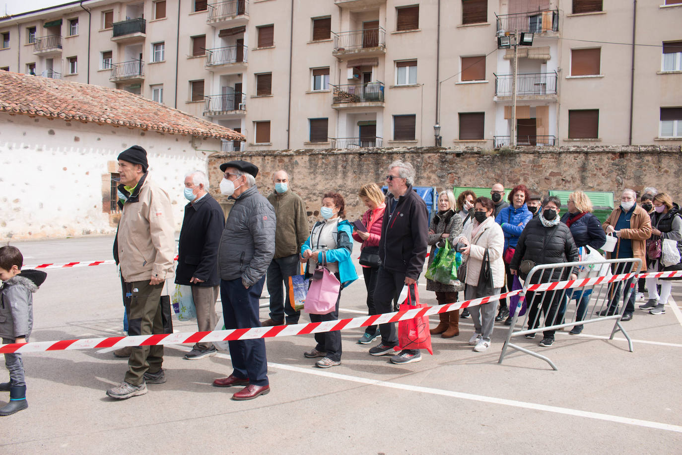 La cofradía de San Benito y Valvanera ha preparado, en 23 calderos, las habas que se han repartido entre el vecindario, en número de unas 7.000 raciones. 