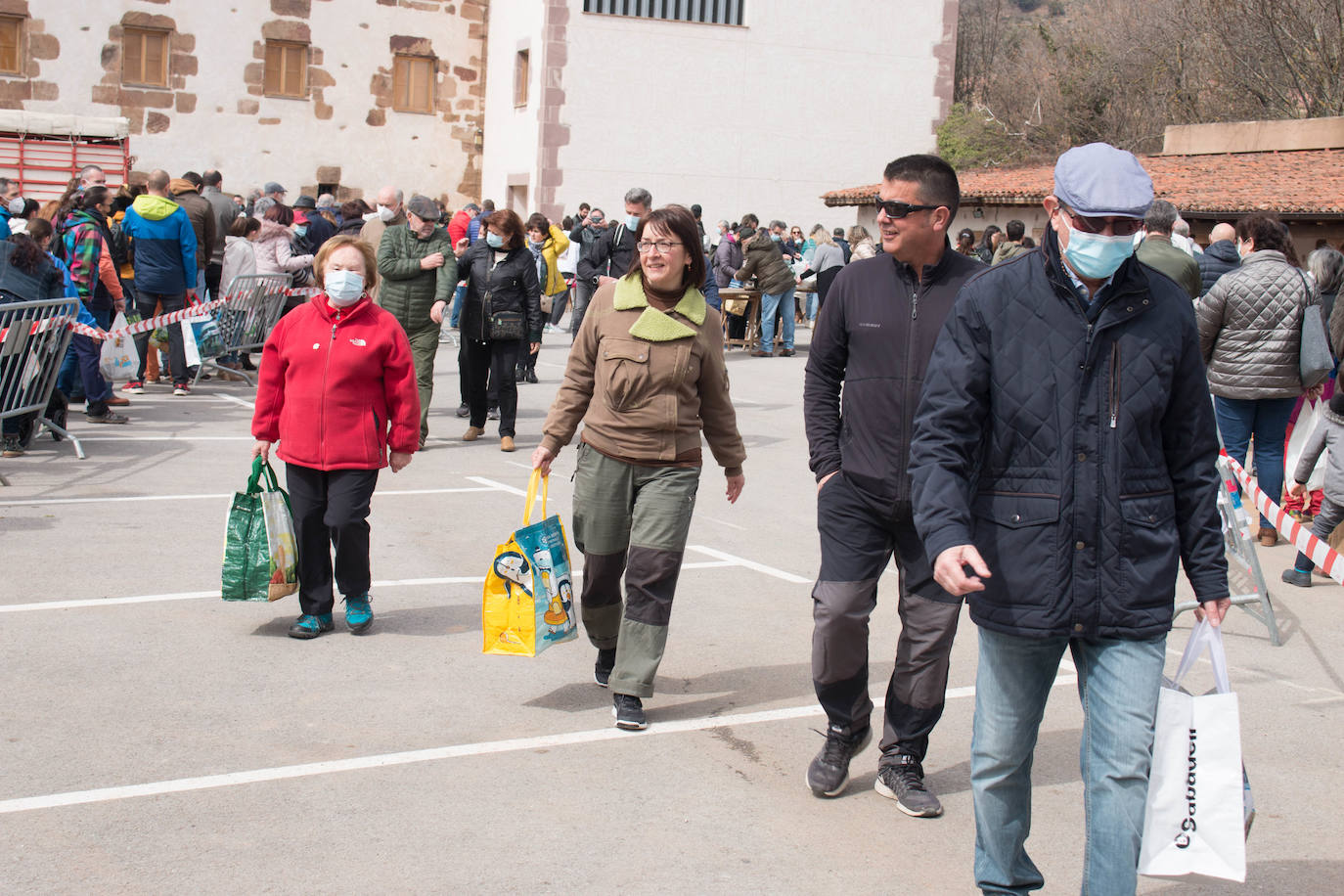 La cofradía de San Benito y Valvanera ha preparado, en 23 calderos, las habas que se han repartido entre el vecindario, en número de unas 7.000 raciones. 