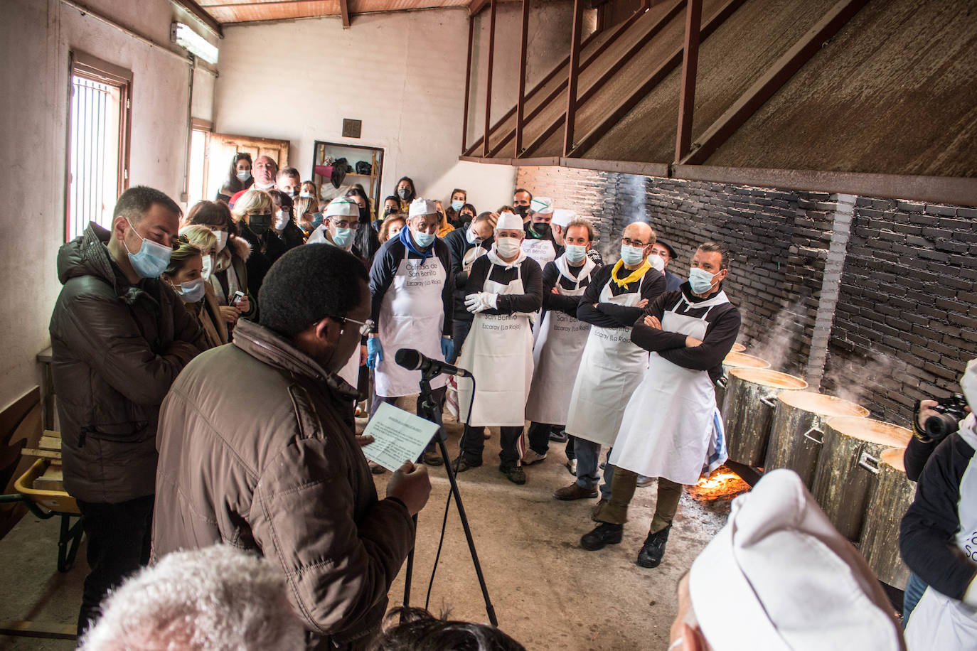 La cofradía de San Benito y Valvanera ha preparado, en 23 calderos, las habas que se han repartido entre el vecindario, en número de unas 7.000 raciones. 