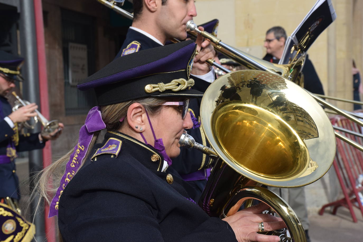 Fotos: Tambores y cornetas avanzan la Semana Santa en El Espolón