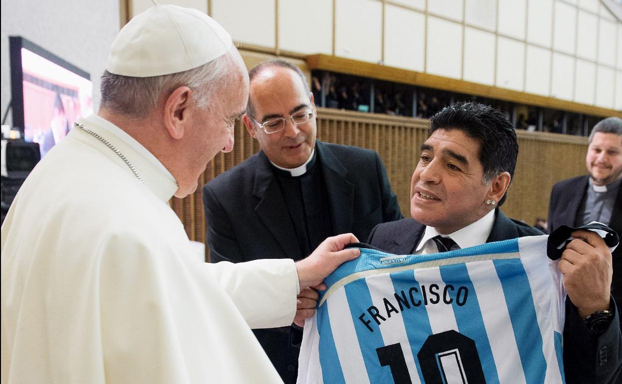 El papa recibe de Maradona una camiseta de Argentina en 2020. 