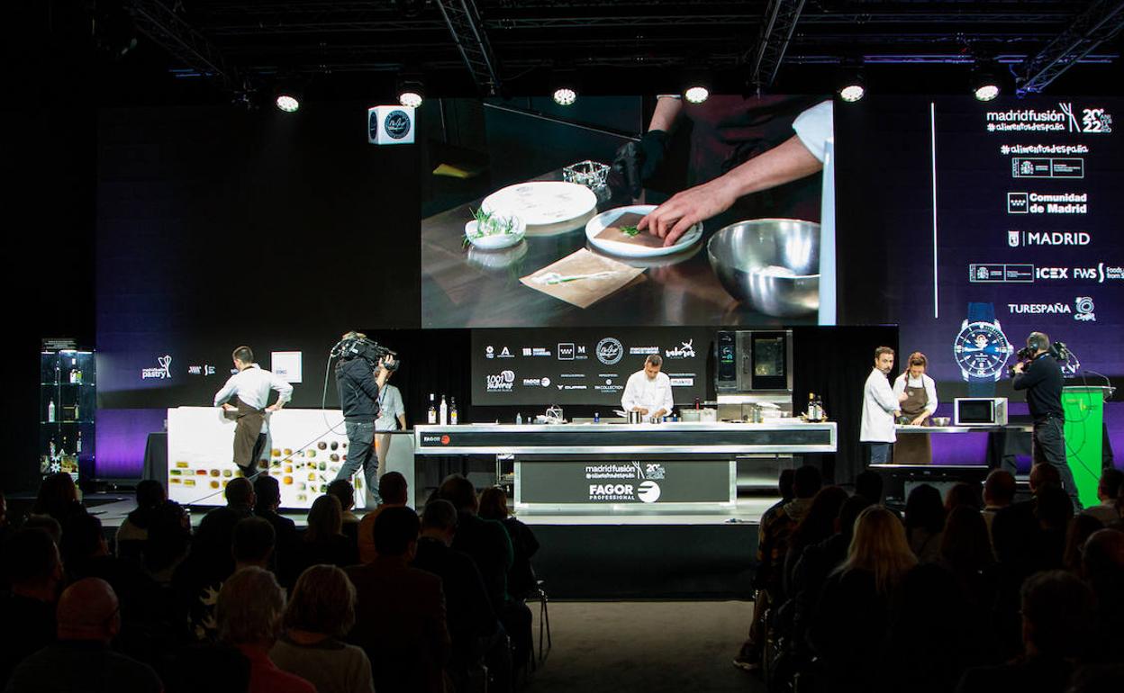 Los chefes de Disfrutar, durante su exposición.