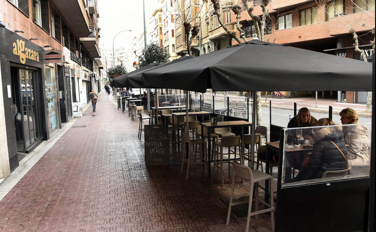 Una terraza en una calle de Logroño. 