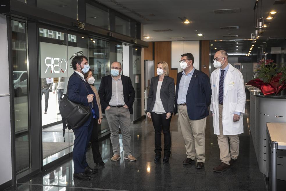 El director del Instituto de Salud Carlos III, Cristóbal Belda (izq.), ayer en su visita al CIBIR. 