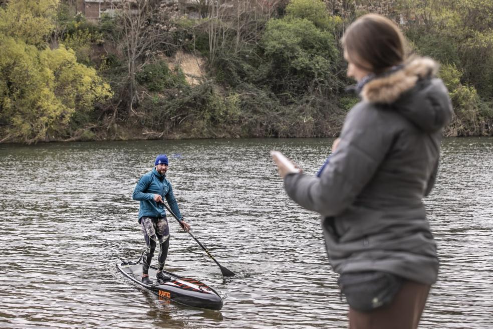 Los ucranianos Oksana y Artem Avramenko, ayer, en el río Ebro, refugiados ya en Logroño. 