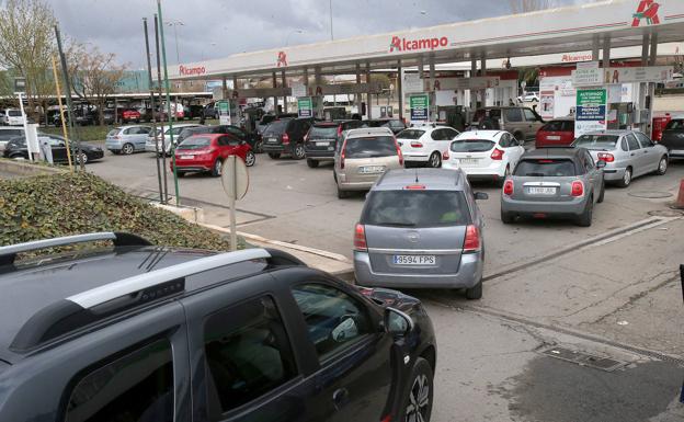 Colas en una gasolinera de Logroño.