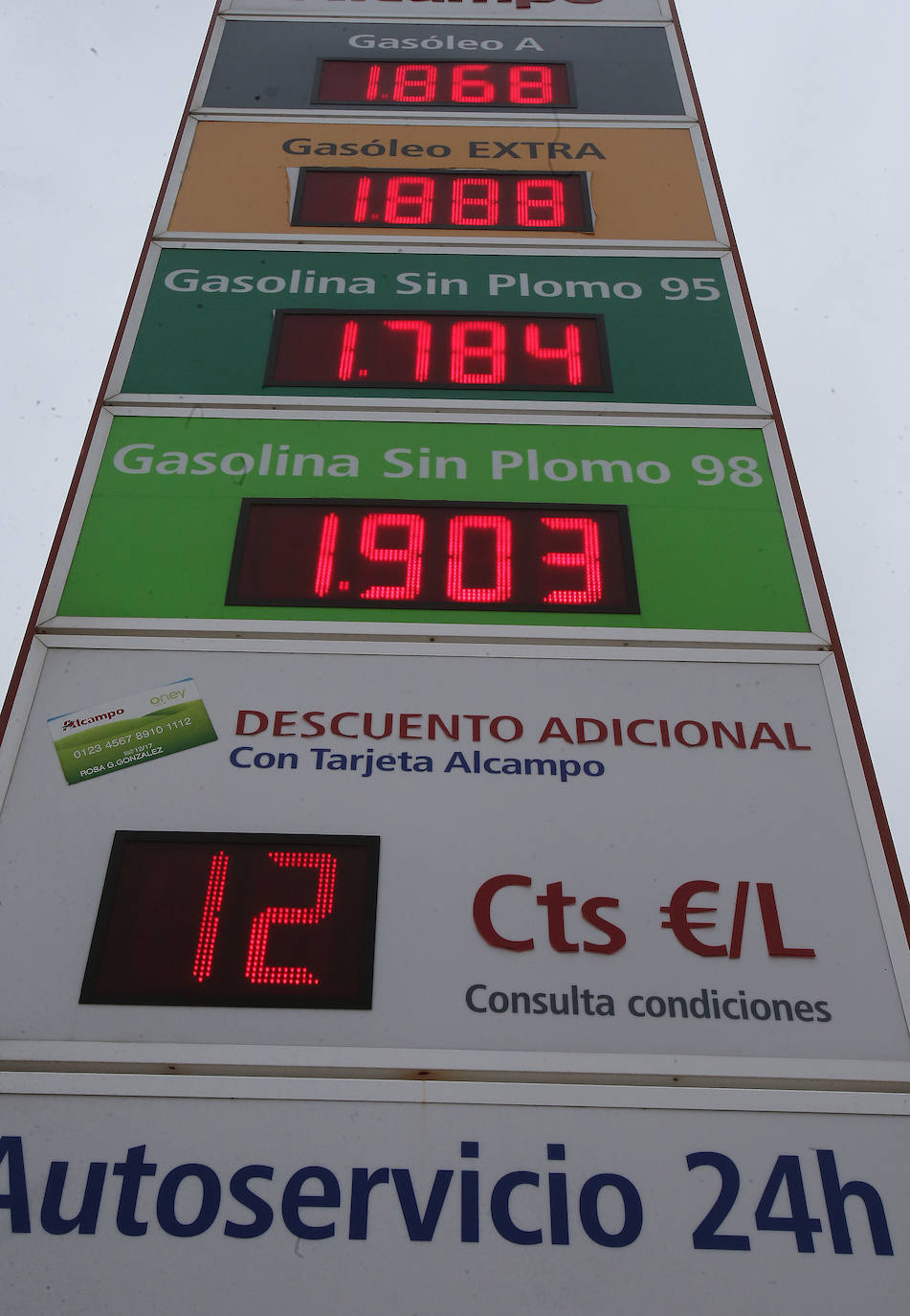 Las estaciones de servicio riojanas, que desde esta madrugada ofrecen una rebaja de 20 céntimos por cada litro de combustible, se están encontrando con numerosos problemas para poder aplicar los descuentos. 