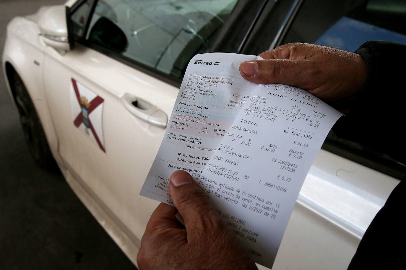 Las estaciones de servicio riojanas, que desde esta madrugada ofrecen una rebaja de 20 céntimos por cada litro de combustible, se están encontrando con numerosos problemas para poder aplicar los descuentos. 