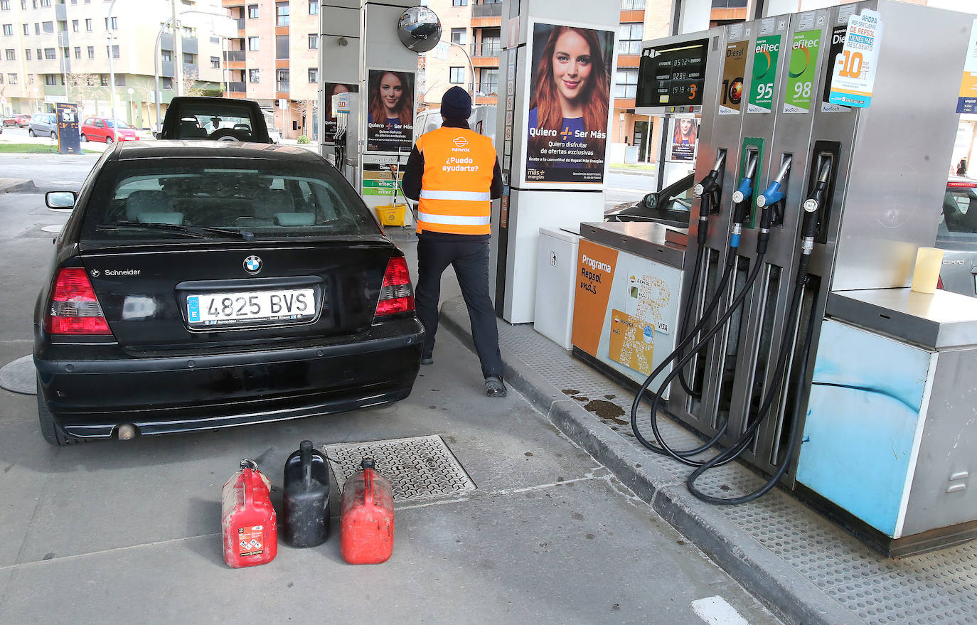 Las estaciones de servicio riojanas, que desde esta madrugada ofrecen una rebaja de 20 céntimos por cada litro de combustible, se están encontrando con numerosos problemas para poder aplicar los descuentos. 