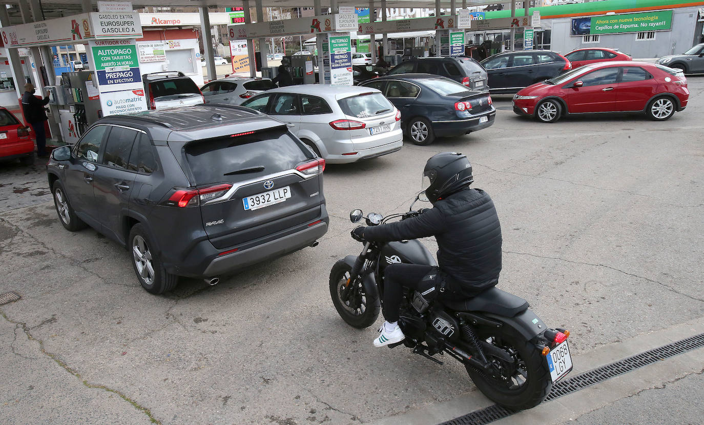 Las estaciones de servicio riojanas, que desde esta madrugada ofrecen una rebaja de 20 céntimos por cada litro de combustible, se están encontrando con numerosos problemas para poder aplicar los descuentos. 