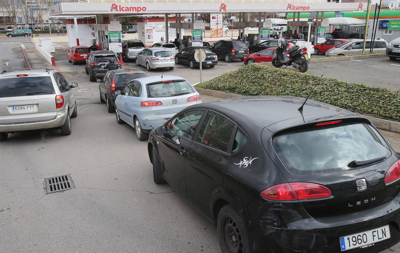 Las estaciones de servicio riojanas, que desde esta madrugada ofrecen una rebaja de 20 céntimos por cada litro de combustible, se están encontrando con numerosos problemas para poder aplicar los descuentos. 