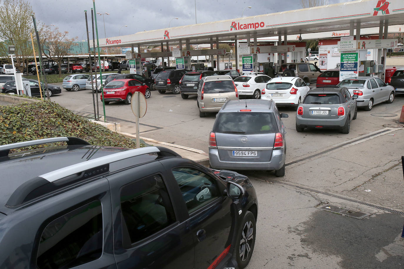 Las estaciones de servicio riojanas, que desde esta madrugada ofrecen una rebaja de 20 céntimos por cada litro de combustible, se están encontrando con numerosos problemas para poder aplicar los descuentos. 