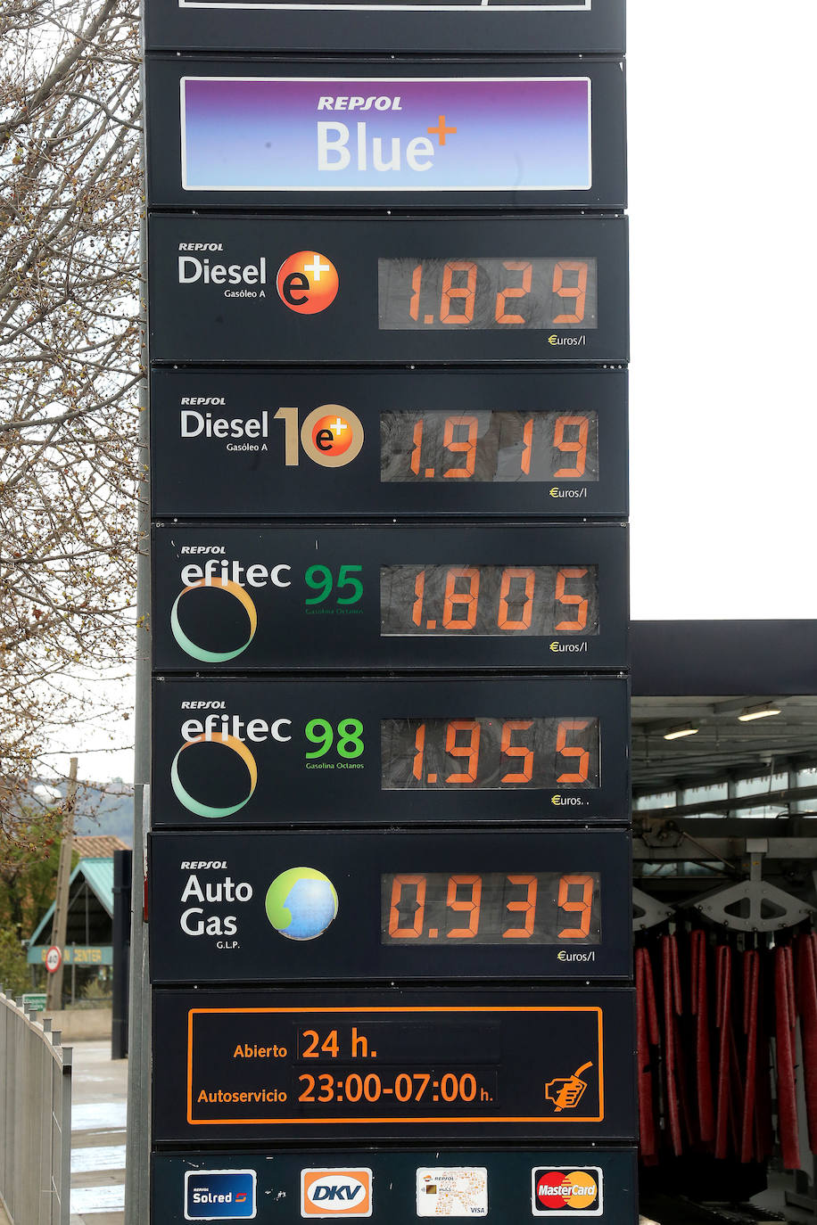 Las estaciones de servicio riojanas, que desde esta madrugada ofrecen una rebaja de 20 céntimos por cada litro de combustible, se están encontrando con numerosos problemas para poder aplicar los descuentos. 