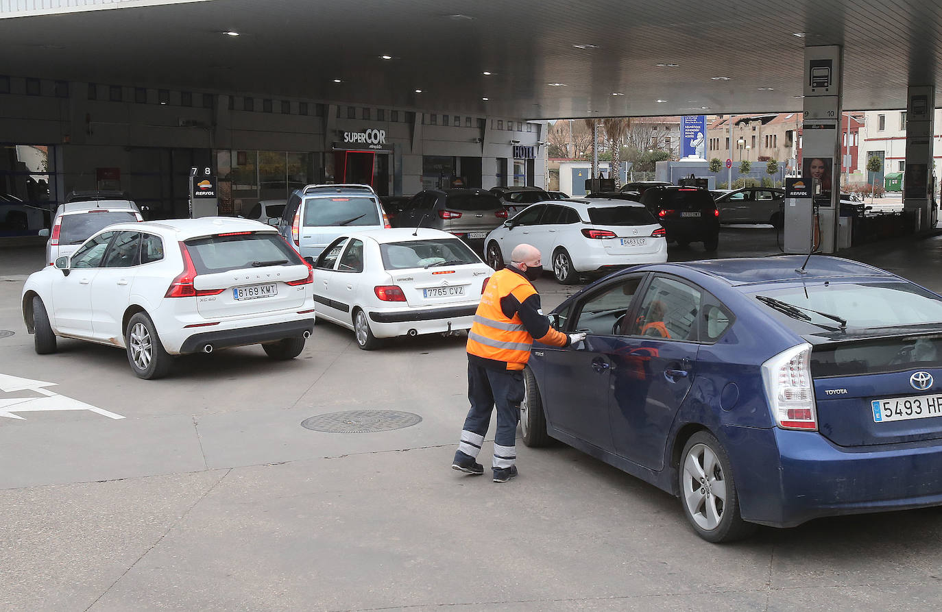 Las estaciones de servicio riojanas, que desde esta madrugada ofrecen una rebaja de 20 céntimos por cada litro de combustible, se están encontrando con numerosos problemas para poder aplicar los descuentos. 