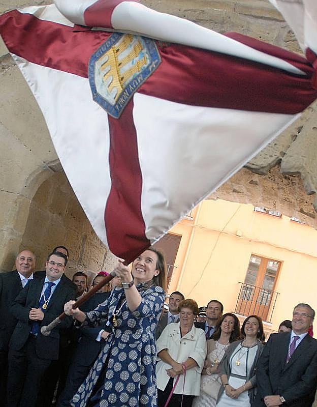El primer banderazo, 2011. La primera alcaldesa de Logroño se estrenó en San Bernabé, recién investida. Fueron ocho años de banderazos, los cuatro últimos ya con mayoría simple y alianza con Ciudadanos. 